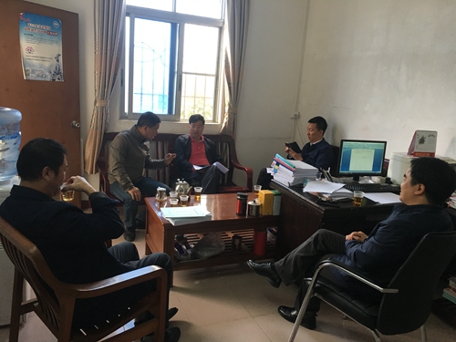 刘锋（左三）书记、叶兴仁队长（左四）听取驻村工作情况汇报