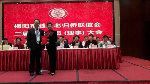 左起：省侨联常委联络部长杨春华、吕莹娜