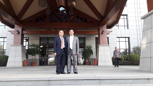 左起：袁奕江、柬埔寨潮汕商会会长陈烈豪