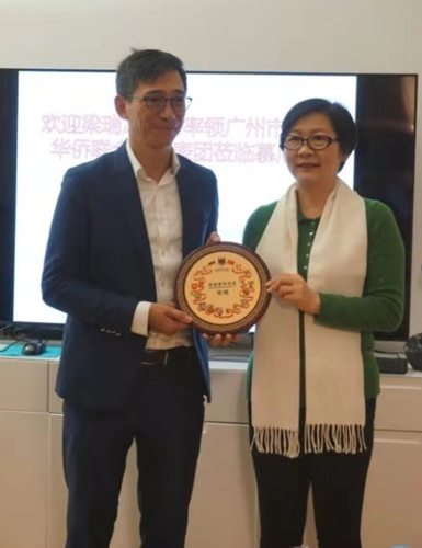 广州市侨联主席梁瑞冰向德国广东商会会长陈国英赠送纪念品