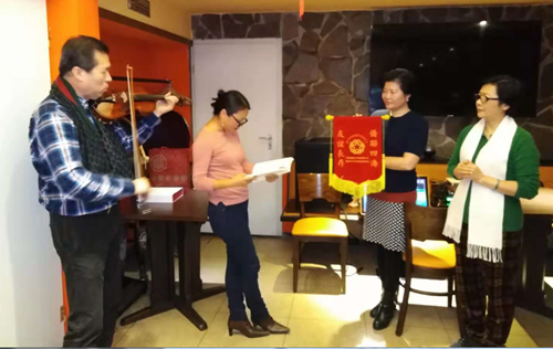 广州市侨联主席梁瑞冰向德国广东商会地区执行会长梁艳珠赠送纪念品并现场观看表演