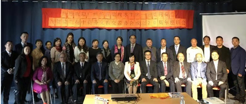 代表团与参会的侨领合影留念