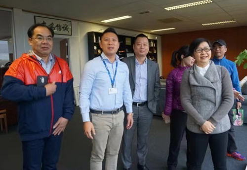 代表团听取简永丰总经理简要情况介绍