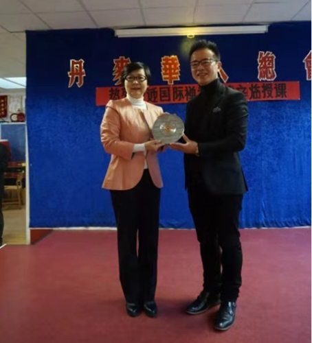 广州市侨联主席梁瑞冰向丹麦华人总会主席林燕标赠送纪念品
