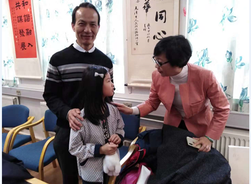 广州市侨联主席梁瑞冰与中文学校学生交流，勉励他们学习中华文化，弘扬优良传统，什么时候都记得自己是个中国人