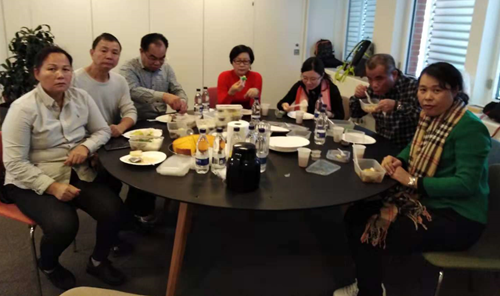 代表团成员与华人华侨共进午餐