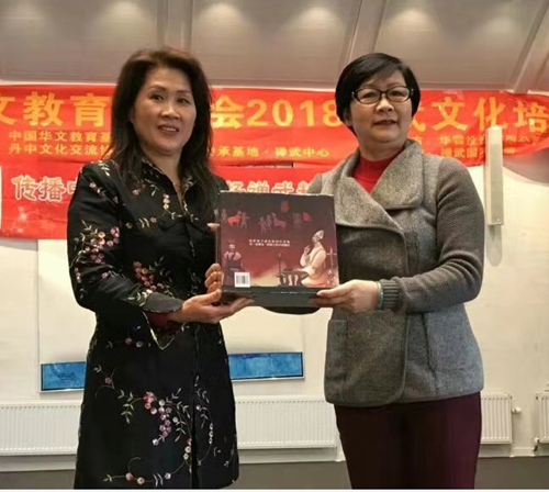 广州市侨联主席梁瑞冰向丹中文化交流协会会长李丽华赠送纪念品