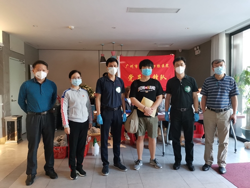 C:\Users\Administrator\Desktop\发信息\卫健系统信息\完成14天医学隔离观察的回国人员与李东健等工作人员道别_副本.jpg