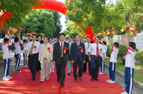 2010年9月16日，榕城区召开第二次归侨侨眷代表大会。榕城区区委书记、区人大常委会主任黄史昉（右三），区委副书记、区长吴平河（右一）、区委副书记黄少鹏（左一）、区委副区长周武城（二排右一）、区侨联主席林桂娟（二排左一）等领导热烈欢迎香港九龙揭阳同乡总会会长林兴识先生（左二）、主席孙振光（右二）先生等海内外嘉宾参加会议。