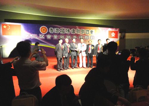 周武城副区长代表榕城区政府与香港揭阳侨联联谊会互赠纪念品。榕城区侨联 供图