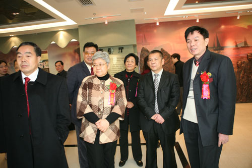 2011年1月10日，揭阳市侨联大厦（侨史馆）举行隆重落成庆典。在揭阳市领导的陪同下，中国侨联原副主席唐闻生在参观揭阳侨史文化展览馆后并给予高度评价。