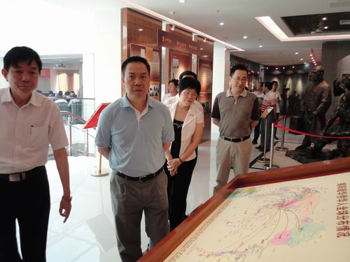 2011年5月31日，揭阳市委常委、组织部长谢峻在参观侨史馆后给予高度评价，要求市侨联充分利用这一侨文化特色平台，多宣传多推广，为推进节约文化强市建设进程作贡献。邢晓荣 摄