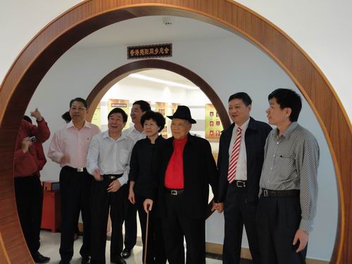 2011年5月14日，中国侨联顾问、揭阳市侨联名誉主席、马来西亚丹斯里拿督刘南辉先生一行参观了揭阳侨史文化展览馆，对该市侨联工作所取得的成绩表示赞赏。邢晓荣 摄