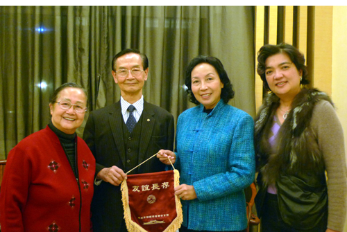 澳洲华人慈善总会荣誉会长杜荣昌一行到访深圳市侨联。小龙 摄