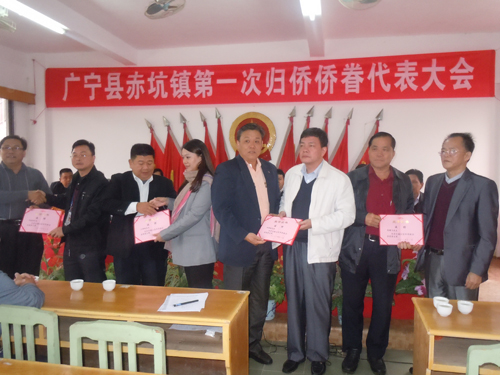 县政协副主席、统战部部长彭立林（左4），县侨联主席江纪华（右1）向海外嘉宾颁发荣誉证书