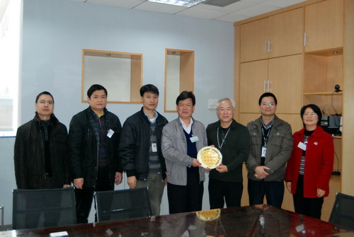 开平市外侨局领导慰问兴时年服装有限公司并向其致送纪念品。