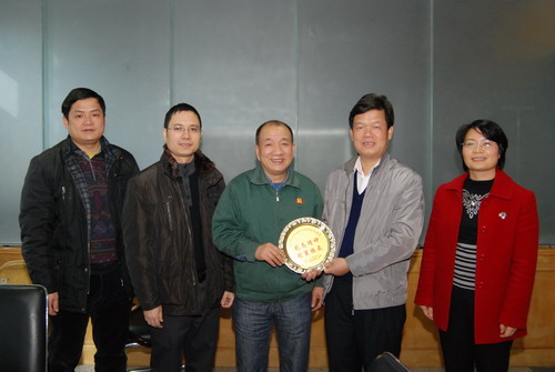 开平市外侨局领导慰问味事达调味品有限公司并向其致送纪念品。