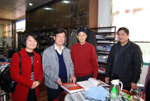 开平市外侨局到励精针织厂进行慰问活动。