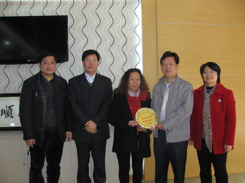 开平市外侨局领导慰问爱颖纺织制衣有限公司并向其致送纪念品。