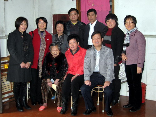 慰问团队和吴汉良母亲（左三）、吴夫人（前排左二）合影。