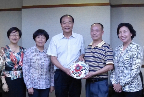 广州市侨联法顾委主任、广州市人大常委会内务司法委主任黄荣康（中）、广州市侨联法顾委副主任、广州市检察院副检察长刘少英（左二）、深圳市侨联主席孔爱玲（右一）、广州市侨联副主席梁瑞冰（左一）、深圳市侨联法顾委主任、广东际唐律师事务所主任刘平凡（右二）合影。