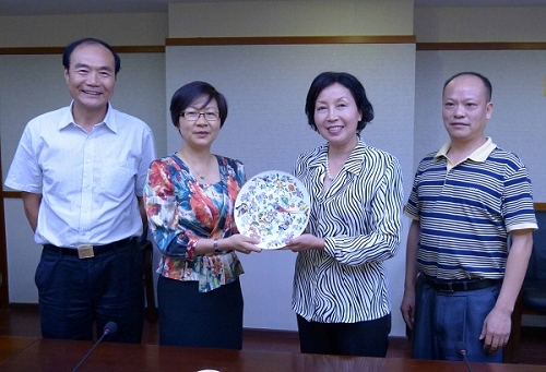 广州市侨联法顾委主任、广州市人大常委会内务司法委主任黄荣康（左一）、深圳市侨联主席孔爱玲（右二）、广州市侨联副主席梁瑞冰（左二）、深圳市侨联法顾委主任、广东际唐律师事务所主任刘平凡（右一）合影。