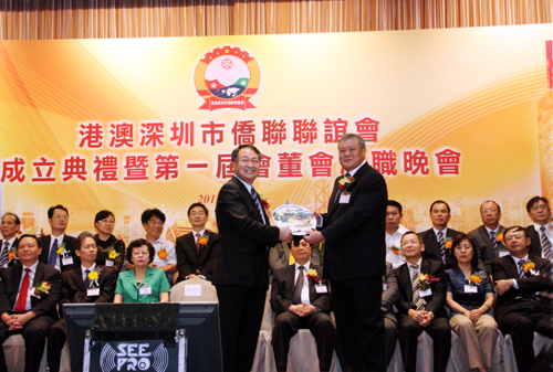 首席会长林东亮（左）向主礼嘉宾、深圳市领导周光明赠送纪念品。李恩 摄