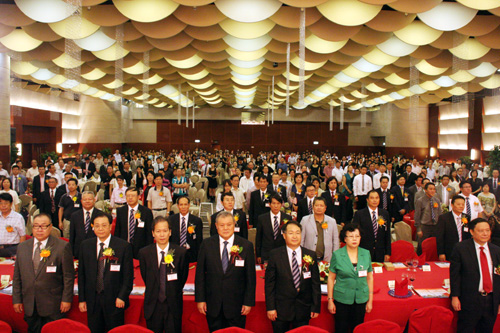 典礼仪式在全场肃立奏国歌中开始。李恩 摄
