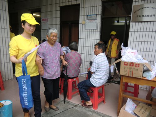 镇隆点•企业职工志愿者扶助归侨老人体检