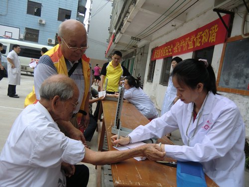 永湖点•归侨志愿者李丁贵引导归侨老人量血压