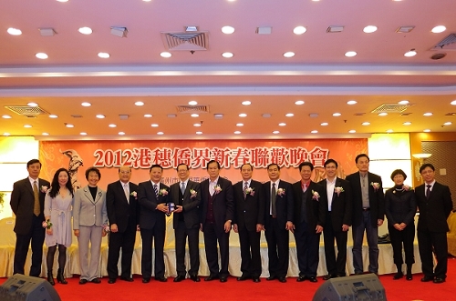 中国侨联副主席、广州侨联香港联谊会荣誉会长陈有庆与广州市侨联主席李瑜互赠纪念品。