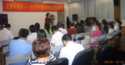 蔡少美女士在讲座上激情演讲。