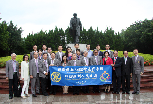 代表团一行在深圳莲花山瞻仰邓小平铜像，并合影留念。李恩 摄