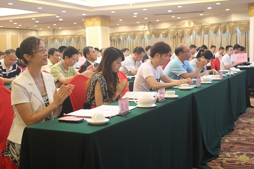 会员们精神饱满参加会议