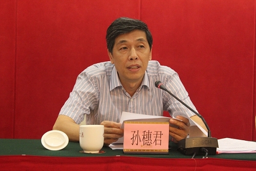 广州市侨联副主席、创会会长孙穗君作工作报告