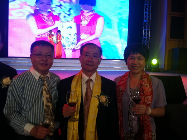 蔡雪嫦主席与郑凯平会长（中）、王炜副会长（左一）在就职典礼上合影留念