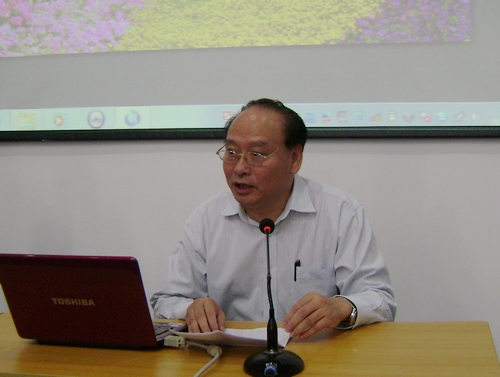 区德强副主席表扬归侨作家联谊会的创作和联谊活动。
