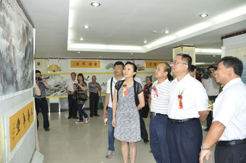广州市白云区侨联负责人陪同领导和嘉宾观看画展。