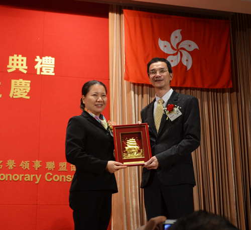 陈宣群副市长（左）向同乡会致送纪念品