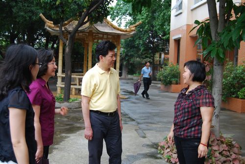 余志勇席与敬老院负责人亲切交谈。