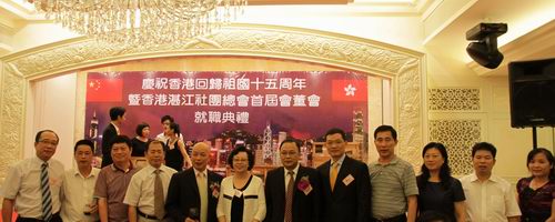 李昌富会长、王荣宝主席、等振新部长等领导与湛江市侨联及各县（区）侨联主席合影。