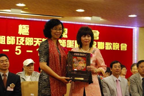 梁丽娴常委代表中山市祝贺团致送纪念品。 
