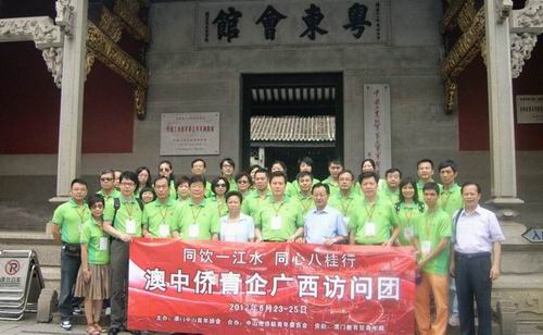 考察团一行在南宁市粤东会馆参观后合影。