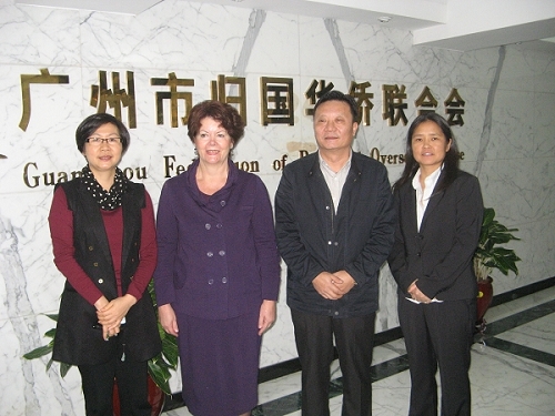 李瑜主席（右二）、梁瑞冰副主席（左一）与Patricia Carroll院长、Lucy Luo经理在广州侨联办公楼合影。