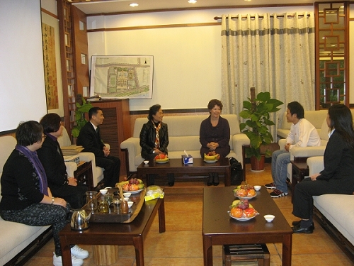 Patricia Carroll院长与市教育局侨联主席谭超美等在广雅中学座谈。