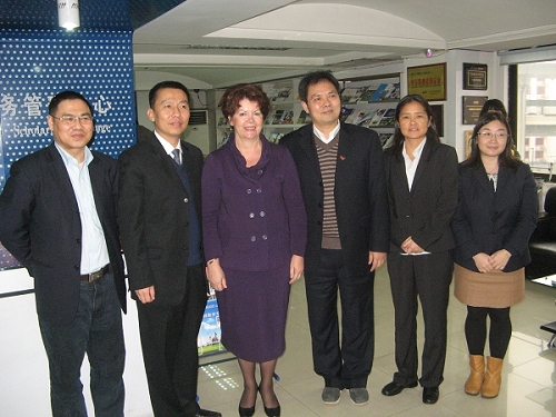Patricia Carroll院长（左三）、广州留学人员服务管理中心副主任张一林（右三）等合影。