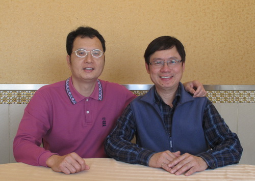 东莞市侨联主席曾民盛（左）热情接待加拿大侨领叶建伦先生（右）。
