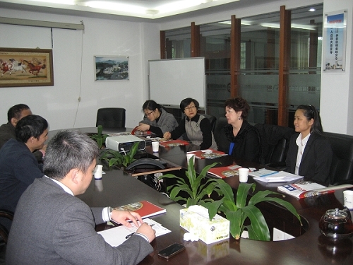 Patricia Carroll院长在向广州华美英语实验学校介绍学院情况。