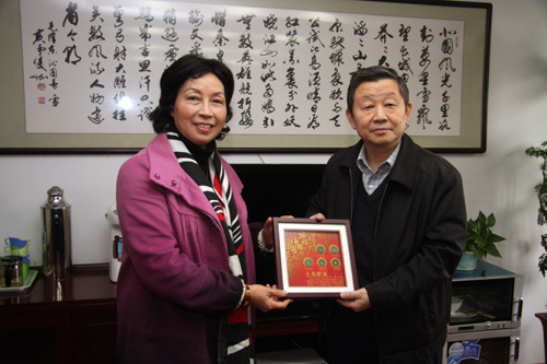 陕西省侨联领导李路（右）向市侨联主席孔爱玲赠送纪念品。李恩 摄