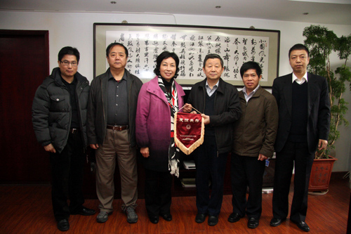 陕西省侨联与深圳市侨联互赠送纪念品。李恩 摄